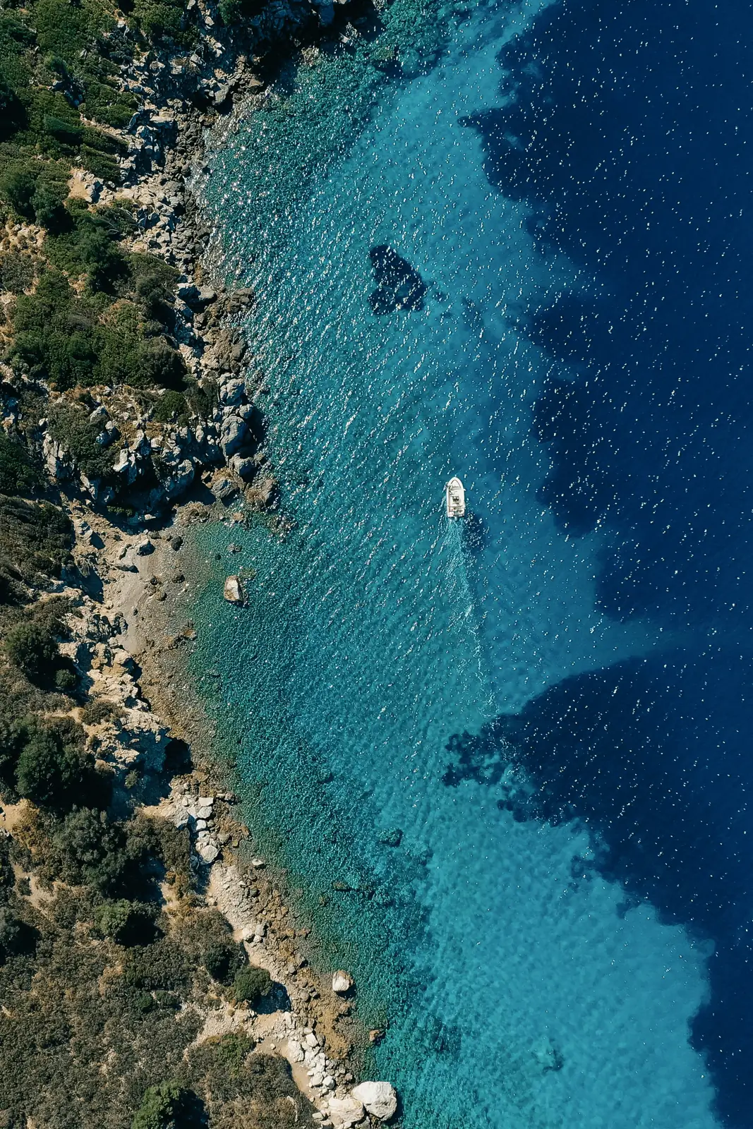 Vista aérea de un buque cerca de una costa rocosa