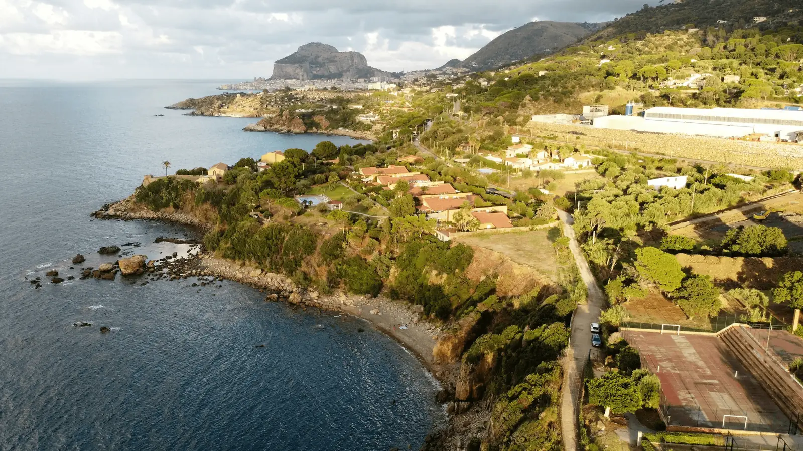 Vista aérea de un cabo mediterráneo verde y su litoral