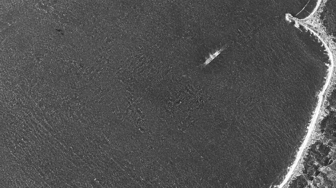 Fotograma de radar T0: un buque cruza el encuadre