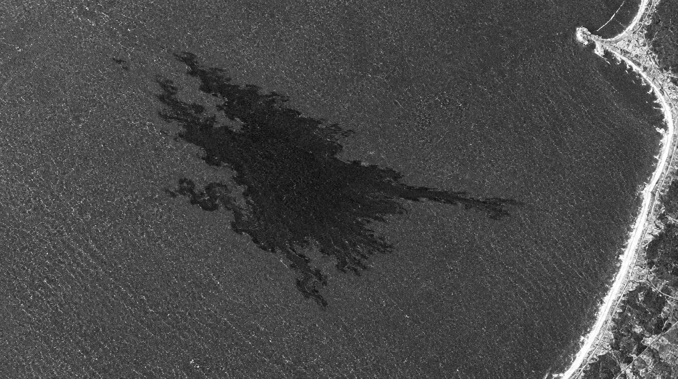 Imagen de radar por satélite de una gran mancha oscura cerca de la costa