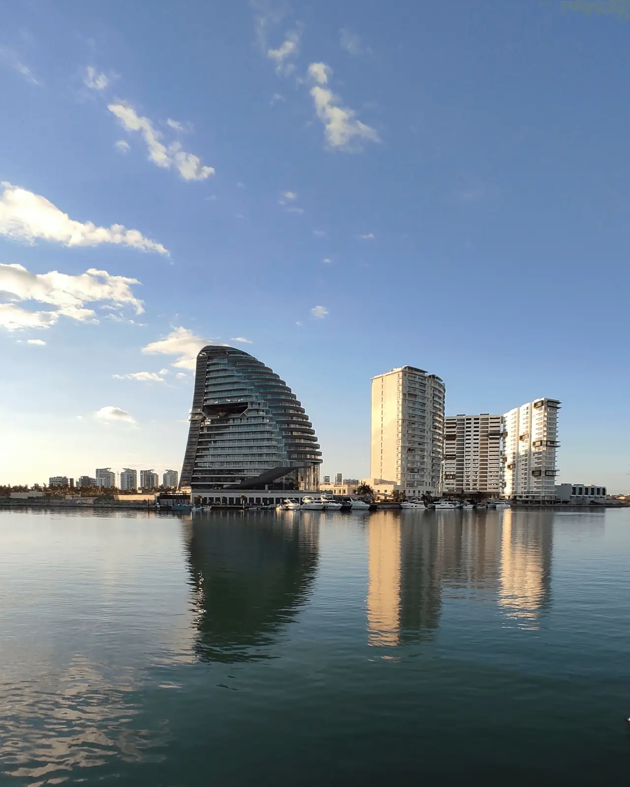 Torres modernas en el frente marítimo de Limasol
