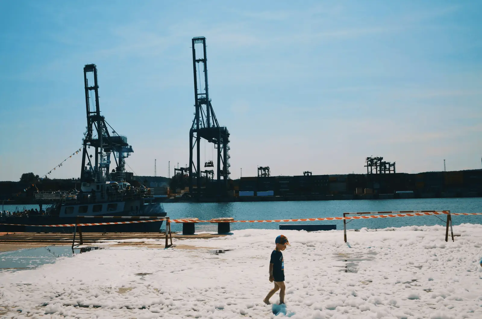 Grúas portuarias sobre una playa de arena