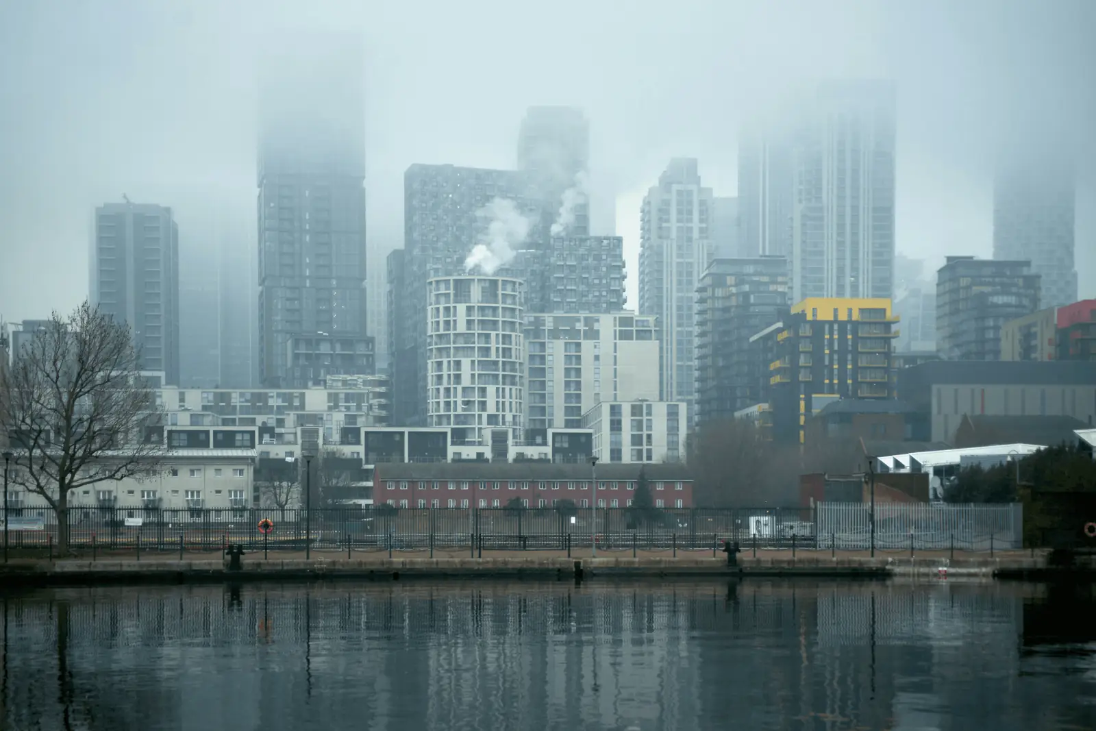 El perfil de una ciudad costera cubierto de contaminación