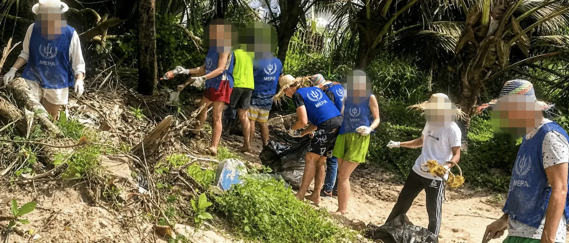 Voluntarios con chalecos azules de MEPA en una limpieza de playa
